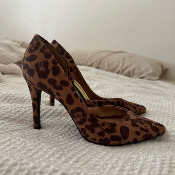 Pointed leopard print heals, gold edge detail - Picture 3 of 4